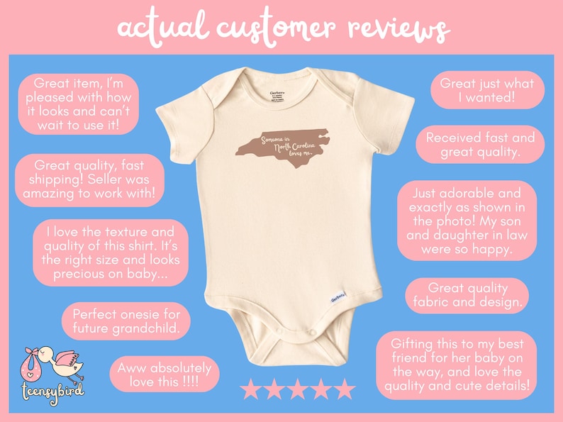 Puede incluir: Un body de beb&eacute; beige con un contorno marr&oacute;n del estado de Carolina del Norte y el texto "Alguien en Carolina del Norte me quiere". El body est&aacute; rodeado de rese&ntilde;as de clientes que elogian la calidad, la rapidez de env&iacute;o y la ternura del producto.