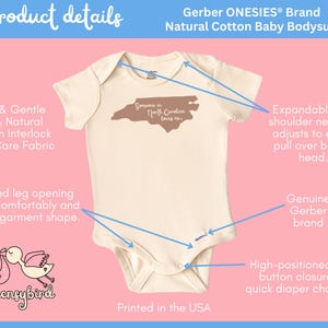 Puede incluir: Un body de beb&eacute; beige de la marca Gerber ONESIES&reg; con un contorno marr&oacute;n de Carolina del Norte y el texto "Someone in North Carolina loves me." El body tiene una abertura de pierna acanalada, un escote de cuello de solapa expandible y un cierre de bot&oacute;n a presi&oacute;n de alta posici&oacute;n.