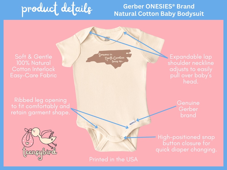 Puede incluir: Un body de beb&eacute; beige de la marca Gerber ONESIES&reg; con un contorno marr&oacute;n de Carolina del Norte y el texto "Someone in North Carolina loves me." El body tiene una abertura de pierna acanalada, un escote de cuello de solapa expandible y un cierre de bot&oacute;n a presi&oacute;n de alta posici&oacute;n.