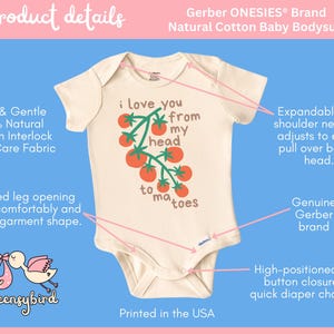 Pode incluir: Um body branco para beb&ecirc; da marca Gerber ONESIES&reg; com um gr&aacute;fico de tomates vermelhos em uma videira e o texto "i love you from my head to mat toes". O body tem uma gola de ombro expans&iacute;vel, abertura de perna canelada e fecho de bot&atilde;o de press&atilde;o de alta posi&ccedil;&atilde;o.
