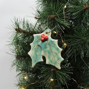 Holly handgemaakte keramische hangende kerstboomornament | Rustieke aardewerkdecoraties voor Kerstmis | Unieke kerstcadeaus | Takje hulst