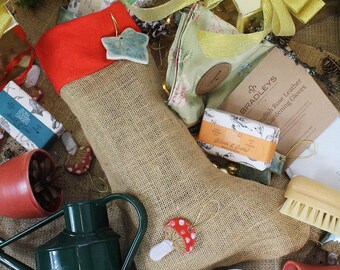 Handgemaakte gerecyclede Hessische kerstsok met rode vilten rand