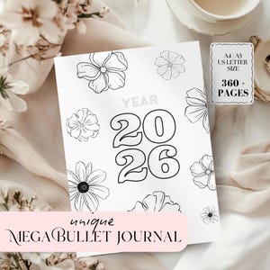 以下が含まれることがあります： 白いジャーナルで、黒い花のイラストと「2026」の年が表紙に印刷されています。「unique MEGA BULLET JOURNAL」というテキストが含まれており、A4、A5、USレターサイズで360ページ以上あります。