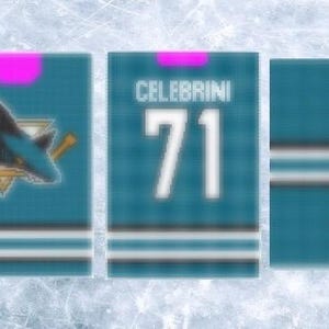 Op de afbeelding: Een teal hockey shirt met de naam "CELEBRINI" en het nummer "71" in wit. Het shirt heeft ook het logo van de San Jose Sharks en horizontale strepen.
