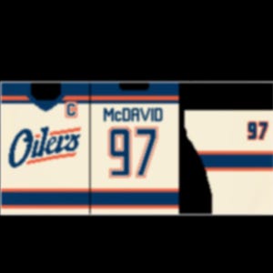 Op de afbeelding: Crèmekleurig hockey-shirt met blauwe en oranje strepen. Het shirt toont het woord "Oilers" in blauw schrift, de naam "McDavid" en het nummer "97" in blauw en oranje.