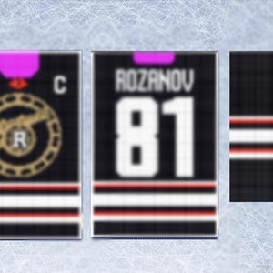 Può includere: Tre modelli di maglie da hockey. Il primo presenta un emblema dorato con la lettera "R" all'interno di un cerchio e la lettera "C". La seconda maglia ha il nome "ROZANOV" e il numero "81". La terza maglia ha il numero "81". Tutte le maglie sono nere con strisce bianche e rosse.