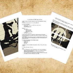 Könnte beinhalten: Drei weiße Papierblätter mit gedrucktem Text und Grafiken liegen auf einer strukturierten, tanfarbenen Oberfläche. Ein Blatt zeigt ein kartenähnliches Design in Schwarz, Beige und Weiß. Ein anderes zeigt eine Silhouette-Szene unter einem Vollmond.