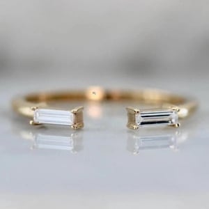 Anillo de oro con corte baguette: Anillo de promesa de plata de ley con diamantes blancos de circonita cúbica.