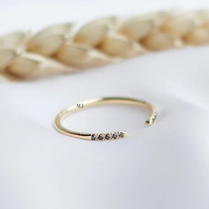 10K massief gouden inzet rond geslepen kleine zwarte spinel effen manchetring handgemaakte sierlijke bezaaid delicate stapelen edelsteen ring minimale open band