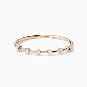 Anillo de eternidad apilable con delicado anillo de plata de ley y circonita cúbica.