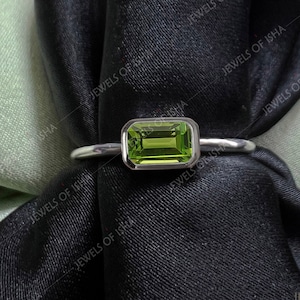 Anello con peridoto sottile, anello con peridoto rettangolare piccolo, anello solitario con castone baguette 4 x 6, anello con pietra verde, argento 925, oro 14k, promessa di matrimonio