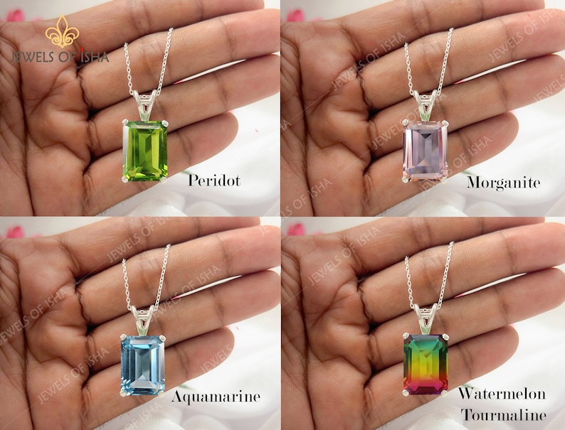 K&ouml;nnte beinhalten: Vier silberne Halsketten mit verschiedenen farbigen Edelsteinen. Die Halsketten haben einen quadratischen Anh&auml;nger mit einem gr&uuml;nen Peridot, einem rosa Morganit, einem blauen Aquamarin und einem Regenbogen-Wassermelonen-Turmalin.