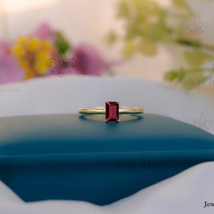 Anillo de granate rojo, delicado solitario de oro de 14 quilates, anillo apilable de garras altas, anillo de plata 925 hecho a mano, anillo de uso diario para mujer, regalo para ella