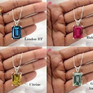 K&ouml;nnte beinhalten: Vier silberne Halsketten mit Smaragdschliff-Edelsteinen. Die Edelsteine sind London Blue Topaz, Rubellite, Citrin und gr&uuml;ner Amethyst.