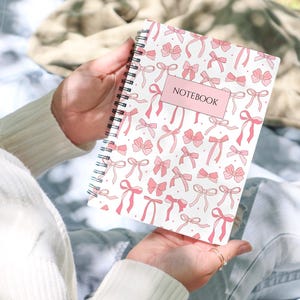 Caderno personalizado, bloco de notas com espiral, capa flexível, laço rosa, presente para ela, presente para ele. Tamanho A4 ou A5.