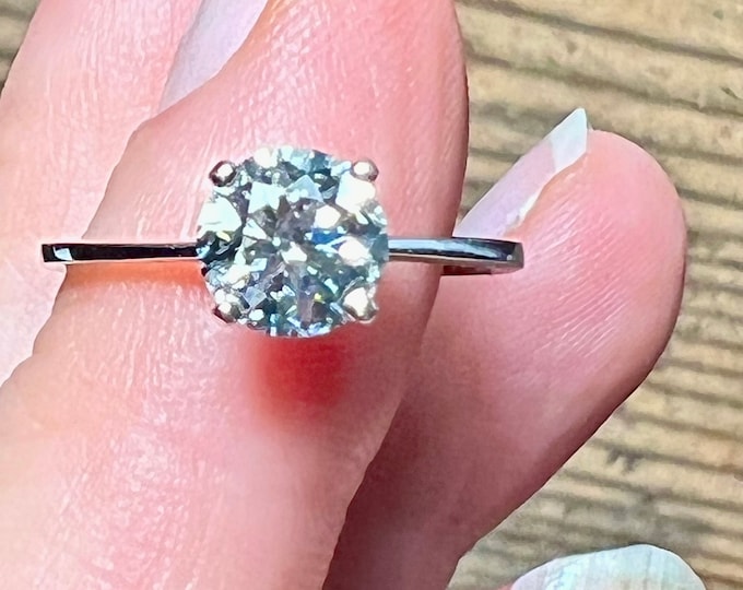 IGI Certified 1.01CT Round Cut Diamond Engagement Ring