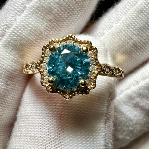 Gecertificeerd 14 kt geelgoud 0,99 CT rond briljantgeslepen fancy levendig blauw VS2 ID Lab Grown Halo-diamanten verlovingsring