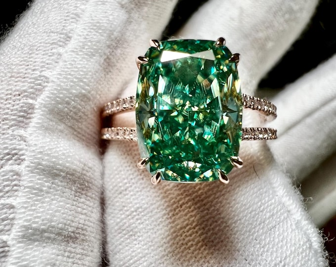 IGI 14K Gold 4.5CT Fancy Vivid Green VVS2 2EX Elongated Cushion Modified Lab Grown Diamond Engagement Ring