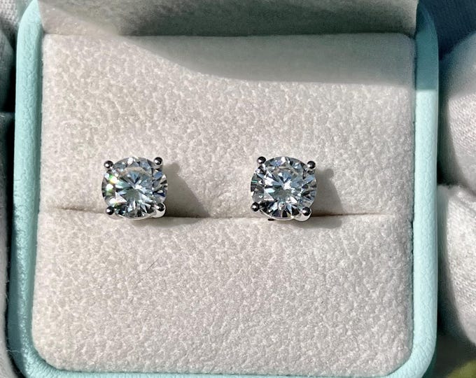 1CT Lab Grown Diamond Stud Earrings: Round Brilliant Cut, G VVS2