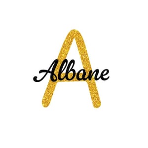 Peut inclure: Une grande lettre majuscule A avec une finition scintillante en paillettes dorées texturées. Superposé au centre de la lettre dorée, le prénom Albane est écrit dans une police cursive noire fluide sur un fond blanc uni.