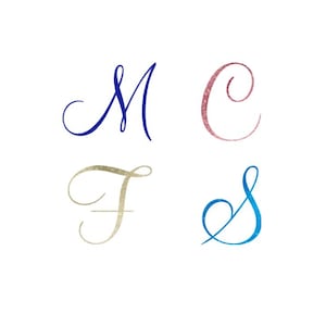 Peut inclure: Quatre lettres majuscules stylisées disposées en grille. La lettre M est bleu foncé, la lettre C est en or rose pailleté, la lettre F est en or scintillant et la lettre S est bleu vif avec une texture légèrement pailletée.