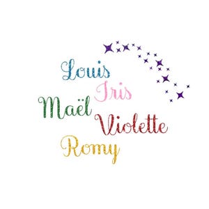 Könnte beinhalten: Ein Grafikdesign mit den Namen Louis in Blau, Iris in Pink, Maël in Grün, Violette in Rot und Romy in Gelb, alle in einer kursiven Glitzerschrift. Ein Bogen aus violetten Glitzersternen erstreckt sich über den Namen auf weißem Grund.