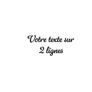 Puede incluir: Un fondo blanco con texto negro escrito en una fuente cursiva. El texto está dispuesto en dos líneas separadas y dice: Votre texte sur 2 lignes. Las letras son claras, oscuras y están centradas, ofreciendo una visualización muy sencilla.