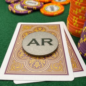 Protecteur de carte de poker en titane personnalisé - Initiales personnalisées, cadeau gravé au laser pour joueur de poker, souvenir de tournoi