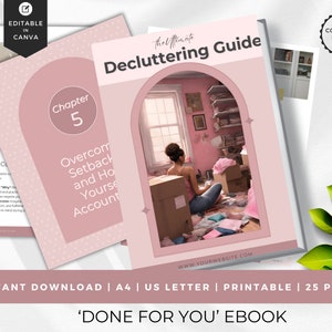 Puede incluir: Una portada de libro electrónico digital rosa y blanca con el título "The Ultimate Decluttering Guide". La portada presenta a una mujer sentada en una habitación rosa rodeada de cajas y otros artículos. El texto "Capítulo 5: Superar los contratiempos y responsabilizarse" también es visible en la portada.