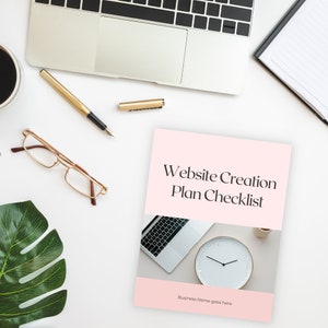 Może przedstawiać: R&oacute;żowa lista kontrolna z tekstem "Website Creation Plan Checklist" w czarnym kolorze. Lista kontrolna znajduje się na białym tle z laptopem, zegarem i złotą filiżanką. Tekst "Business Name goes here" znajduje się na dole listy kontrolnej.