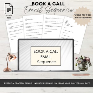 Puede incluir: Una pantalla de computadora portátil que muestra un gráfico para una secuencia de correo electrónico para reservar una llamada. El gráfico es blanco con texto negro que dice "Book a Call Email Sequence". El gráfico está rodeado por un borde blanco. La computadora portátil está sobre una superficie de madera blanca. El texto "Expertly Crafted Emails | Includes 5 Emails | Improve Your Conversion Rate" está debajo de la computadora portátil.