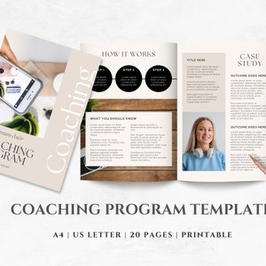Op de afbeelding: Een sjabloon voor een coachingprogramma met een beige en zwart kleurenschema. De omslag bevat de tekst "Lorem ipsum dolor Coaching Program by Your Name Here". De binnenpagina's tonen een casestudy met een vrouw die een koptelefoon draagt en een sectie met de titel "Hoe het werkt" met drie stappen.