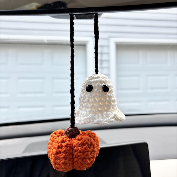 Charme de voiture fantôme et citrouille au crochet fait main, décor de rétroviseur effrayant, accessoire de voiture d'Halloween, ornement fantôme suspendu, esthétique goth