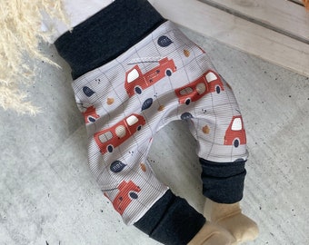 Entdecke Babykleidung für Jungen/Pumphose für Jungen aus Bio Baumwolle mit Feuerwehrauto-Motiv. Schlupfhose mit Bündchen, ideal für Babys.