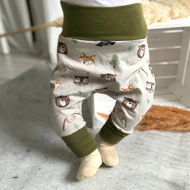 Pumphose für Babys und Kleinkinder aus weichem Sweatstoff. Bequem und lange mitwachsend. Motiv Hase, Eule, Fuchs und Bär.Die Babyhose ist in einem beigeton.Bündchenfarbeist olivgrün. In den Größen 56 - 104 erhältlich.