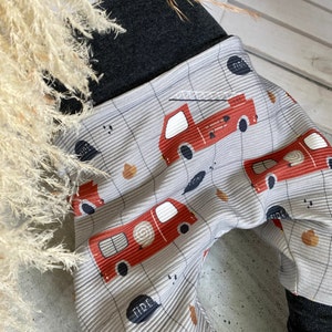 Entdecke Babykleidung für Jungen/Pumphose für Jungen aus Bio Baumwolle mit Feuerwehrauto-Motiv. Schlupfhose mit Bündchen, ideal für Babys. Bild 5