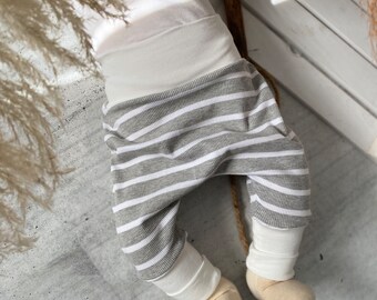 Bequeme Pumphose aus Rippjersey für Babys und Kleinkinder / die Mitwachshose sitzt locker / viel Bewegungsfreiheit / Unisex Hose / gestreift