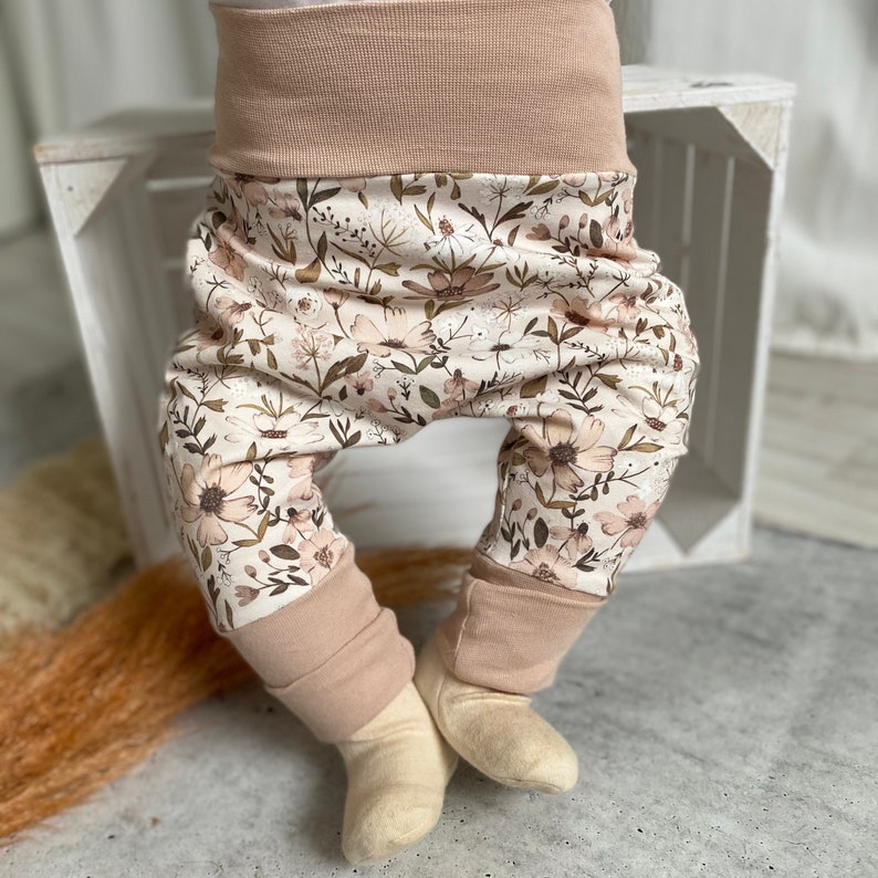 Bequeme Pumphose für Mädchen / mitwachsende Babyhose / Schlupfhose / Pumphosen für Babys und Kleinkinder / Geschenk zur Geburt / Blumen Bild 5