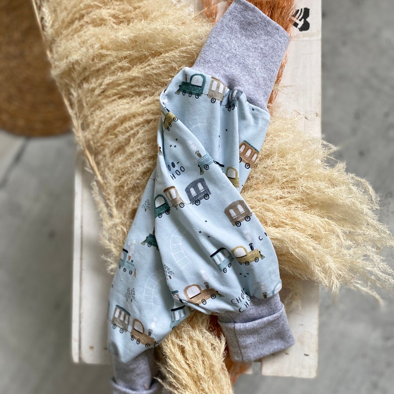 Entzückende Pumphosen für Babys und Jungen: Bequeme Schlupfhosen für kleine Entdecker Baby Kleidung mit Stil Motiv Eisenbahn Bild 9