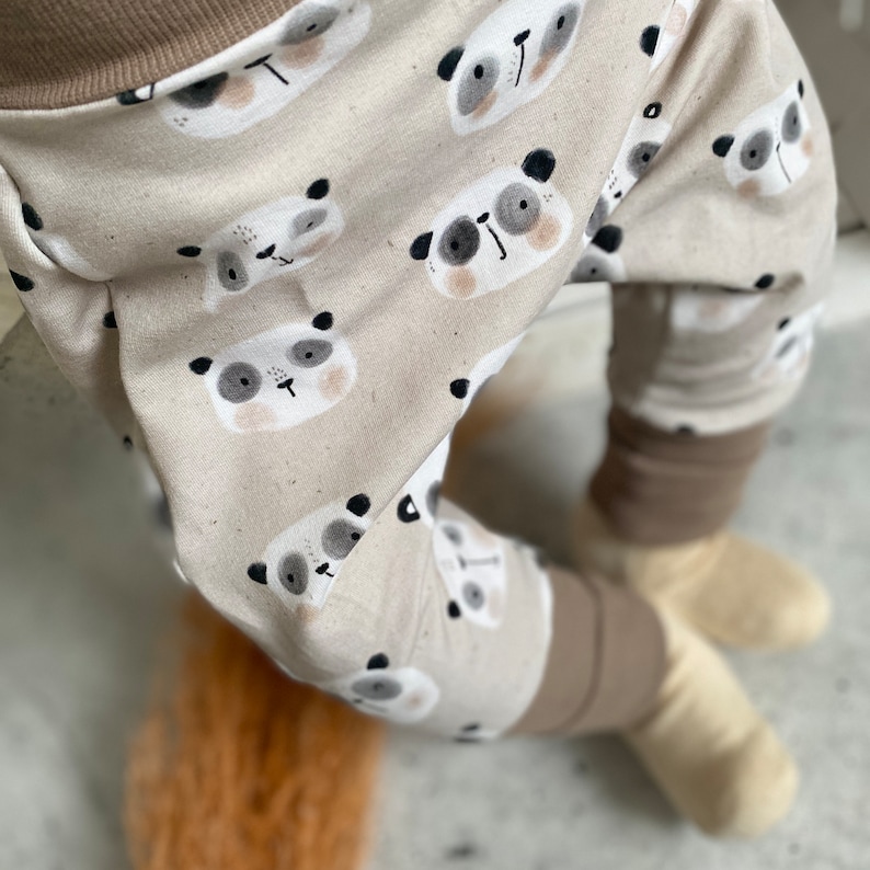 Pumphose für Babys und Kleinkinder aus weichem Stoff. Die Babyhose wächst 1-2 Größen mit. Motiv Pandabären. Stoff ist schadstoffgeprüft. In den Größen 56 - 104.