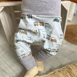Entzückende Pumphosen für Babys und Jungen: Bequeme Schlupfhosen für kleine Entdecker Baby Kleidung mit Stil Motiv Eisenbahn Bild 1