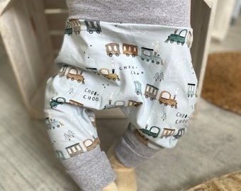 Entzückende Pumphosen für Babys und Jungen: Bequeme Schlupfhosen für kleine Entdecker – Baby Kleidung mit Stil - Motiv Eisenbahn