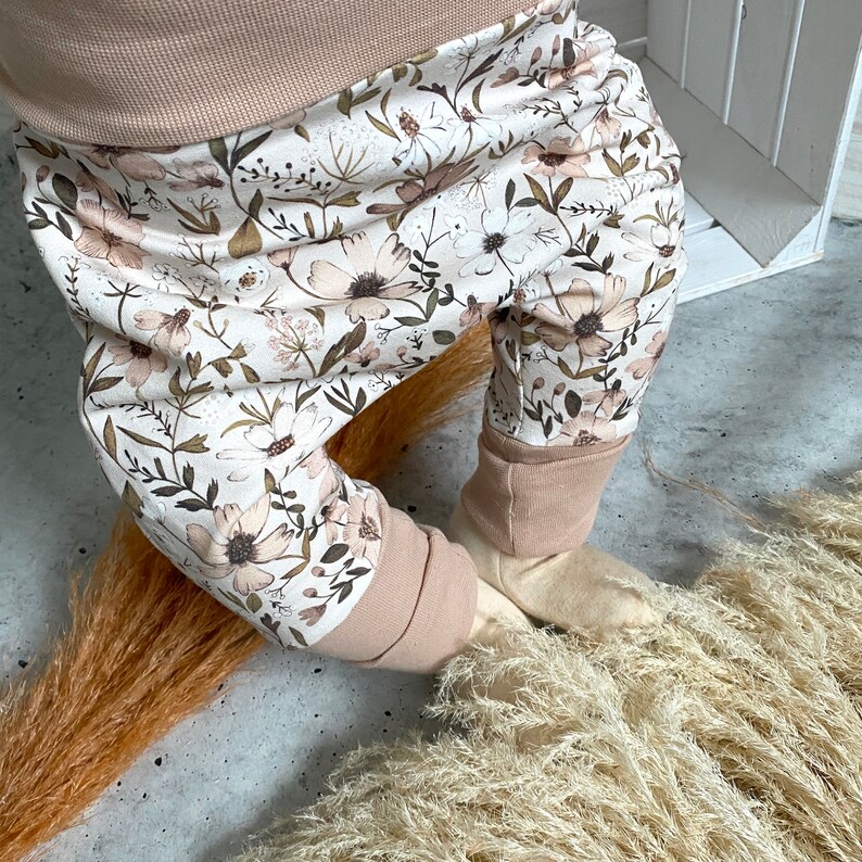 Bequeme Pumphose für Mädchen / mitwachsende Babyhose / Schlupfhose / Pumphosen für Babys und Kleinkinder / Geschenk zur Geburt / Blumen Bild 2