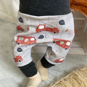 Entdecke Babykleidung für Jungen/Pumphose für Jungen aus Bio Baumwolle mit Feuerwehrauto-Motiv. Schlupfhose mit Bündchen, ideal für Babys. Bild 2