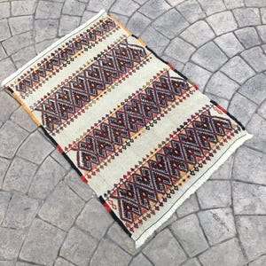 2x3 kleiner Teppich, Vintage Stickerei kleiner Teppich, gestreifter kleiner Kelim Teppich, türkischer kleiner Teppich, Türmatte, minimalistischer kleiner Teppich, quadratischer kleiner Teppich
