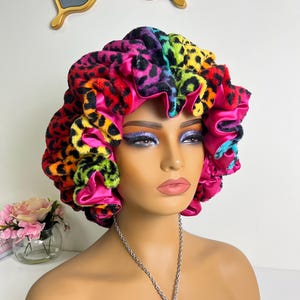 Rainbow Leopard Print Adjustable Plush Bonnet w/ Ruffles bild 4