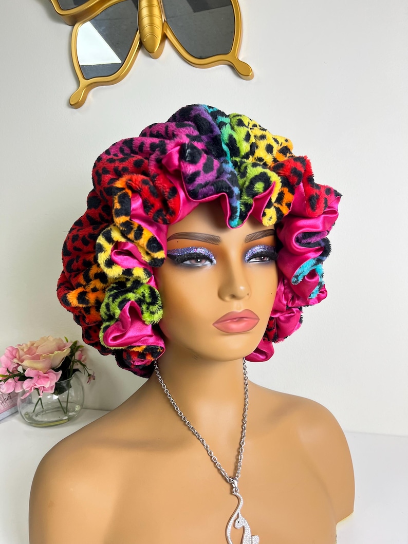 Rainbow Leopard Print Adjustable Plush Bonnet w/ Ruffles bild 4