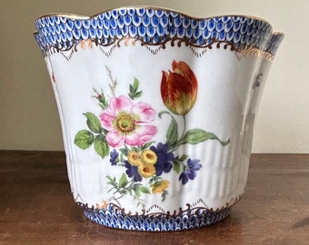 Stunning, Elegant Vintage Andrea by Sadek Hand Painted Scalloped Porcelain Floral Cachepot Jardiniere Planter