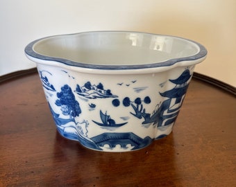 Beautiful Mottahedeh Canton Blue & White Four Lobed Porcelain Cachepot Historic Charleston