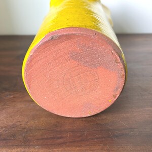 Jarrón de cerámica vintage amarillo ácido, cerámica portuguesa, borde ondulado, decoración escultórica moderna de mediados de siglo. imagen 8